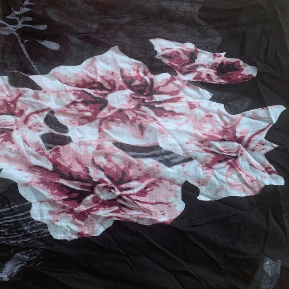 Four scarf bundle - Picture 6 of 6